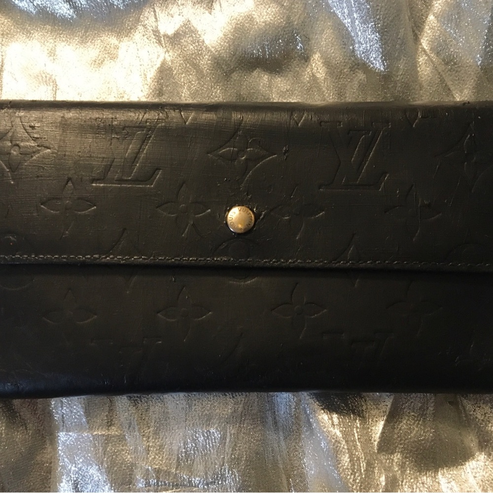 Beautiful women’s trifold wallet. In good condition.